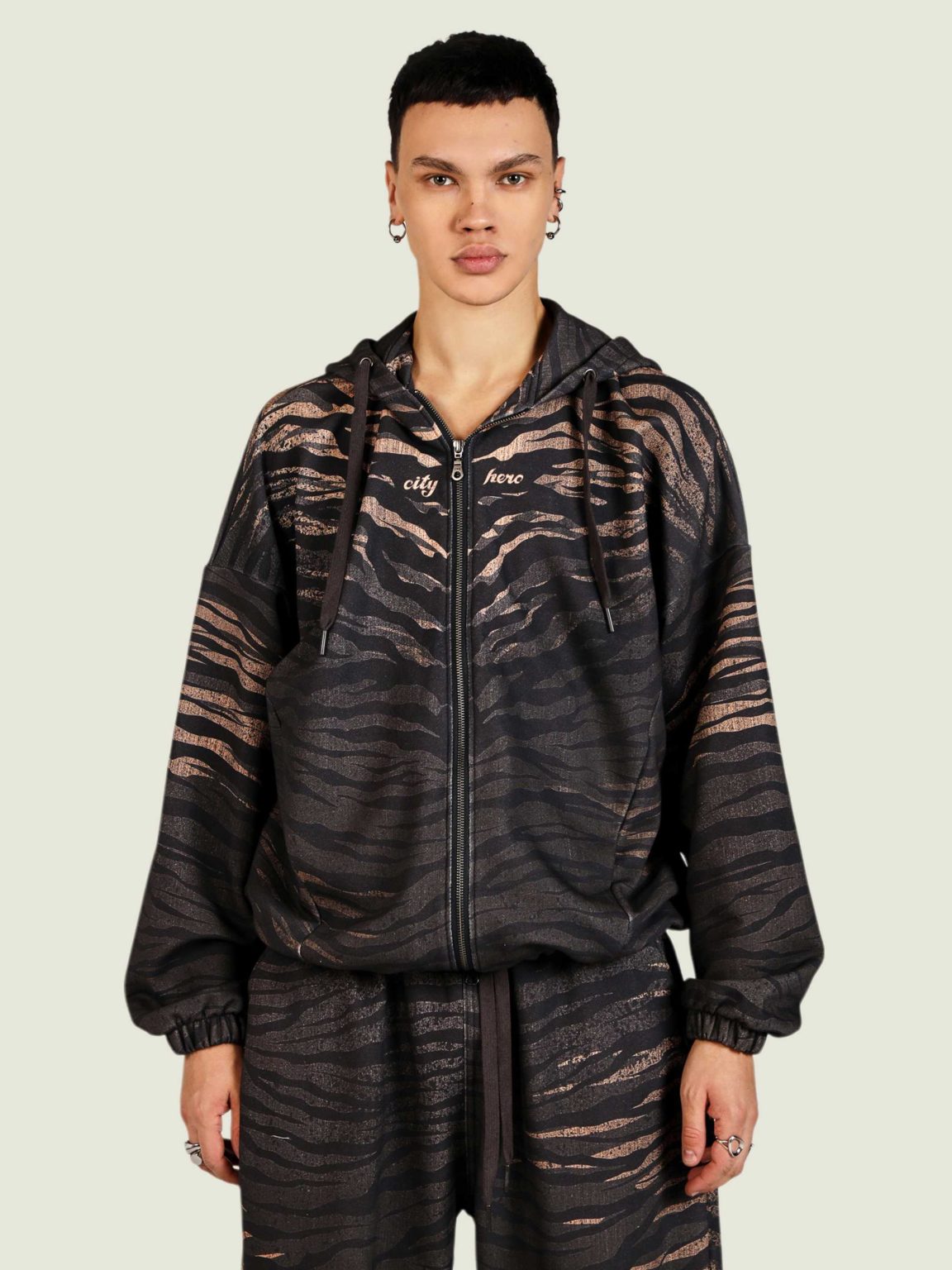 tiger ovrsz hoodie na molnii 1