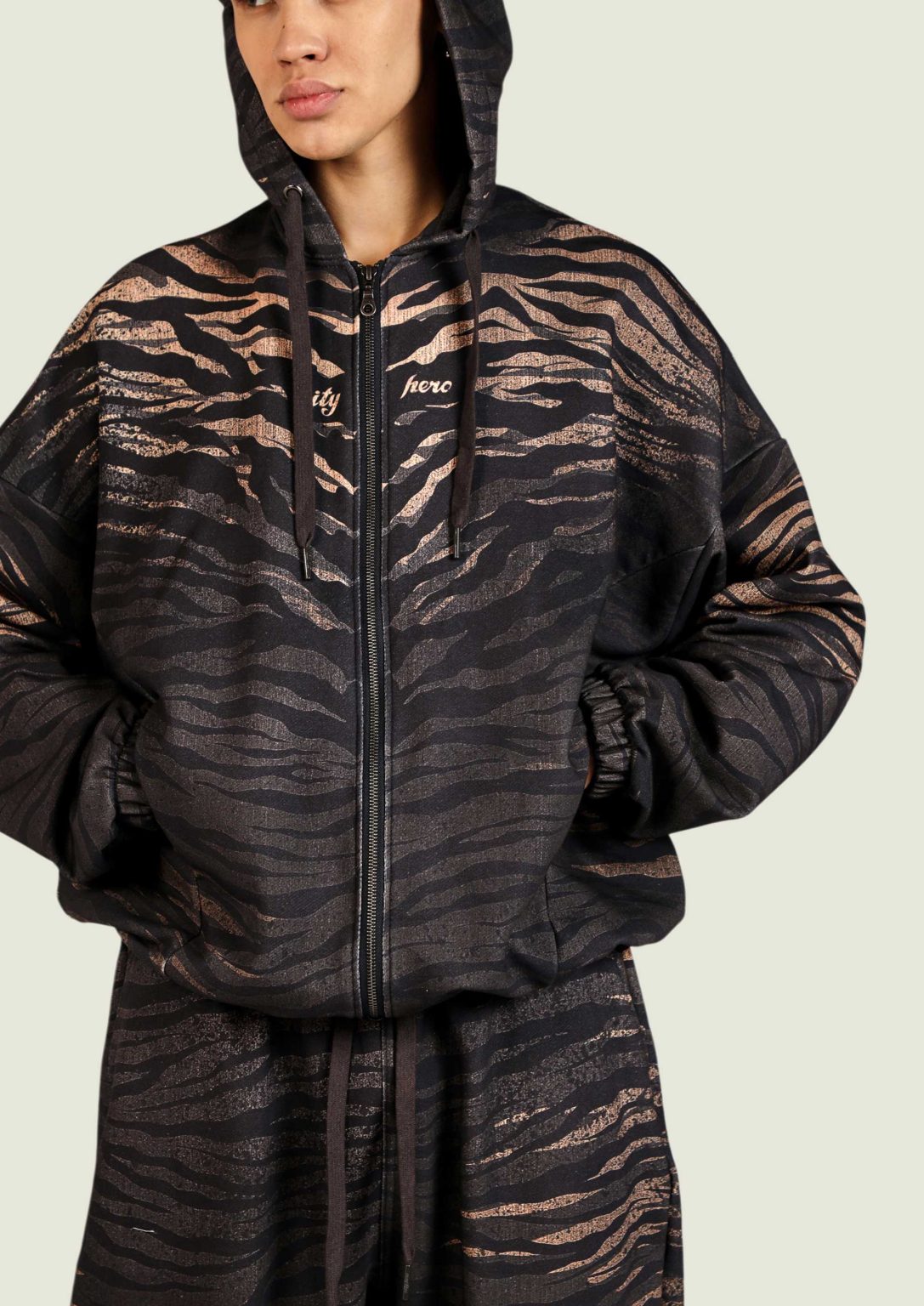 tiger ovrsz hoodie na molnii 2