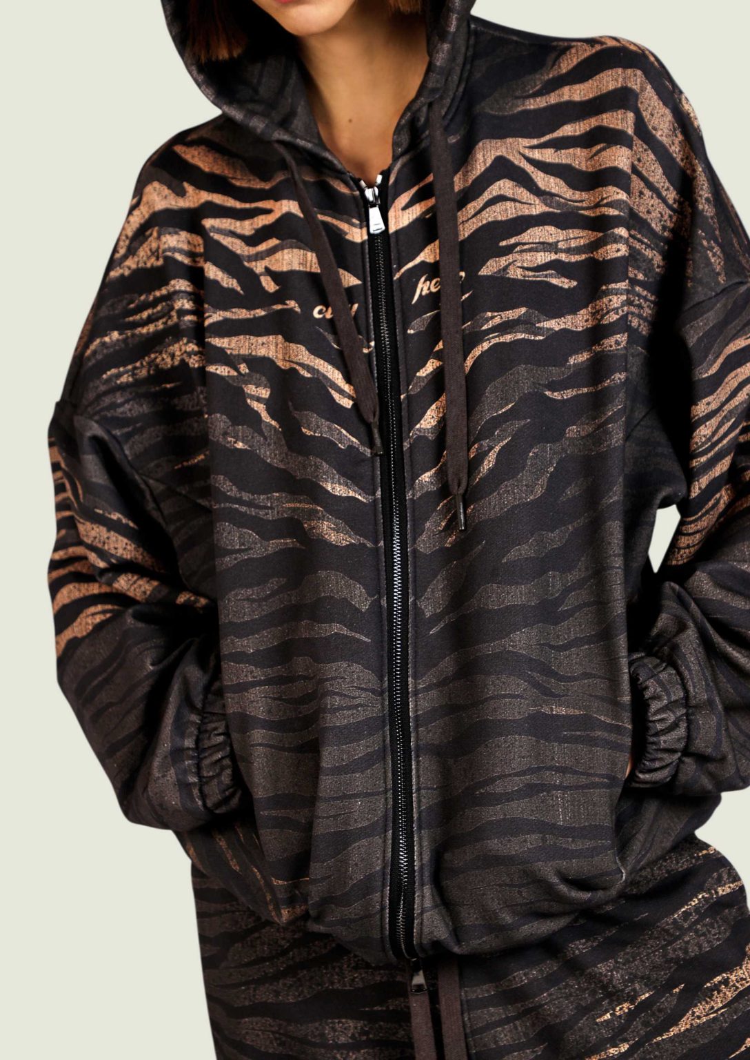 tiger ovrsz hoodie na molnii 4