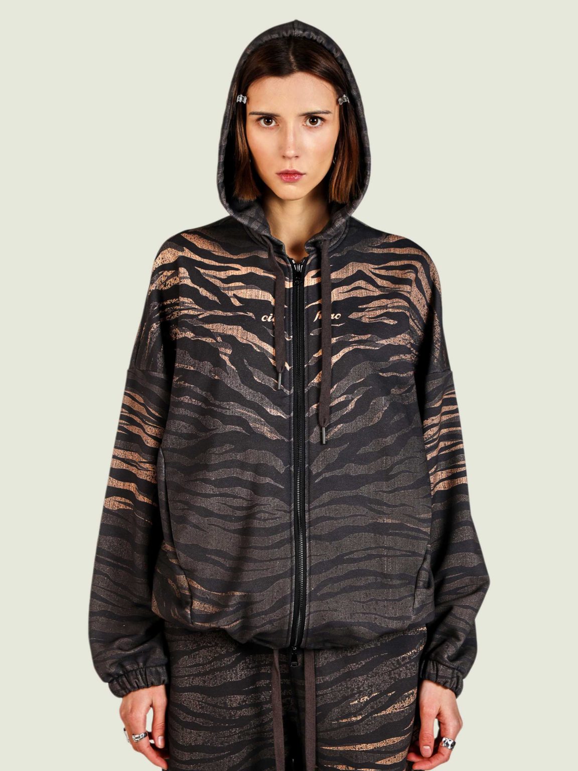 tiger ovrsz hoodie na molnii 7