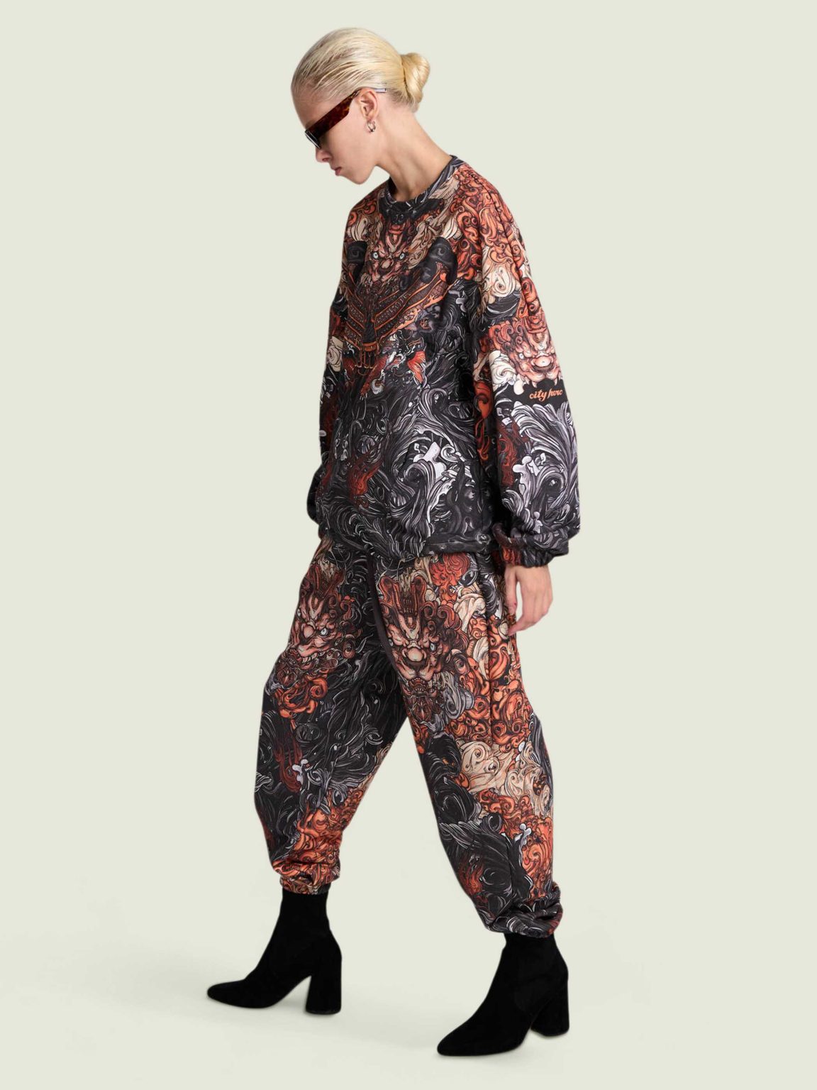 akita black ovrsz svitshot 5